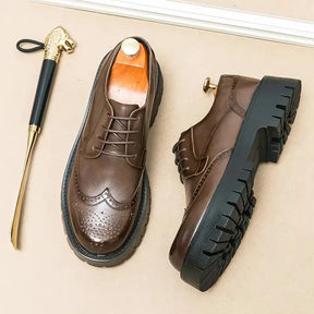 sapato masculino derby em couro na cor marrom, modelo brogue tratorado, ideal para eventos especiais e uso casual.