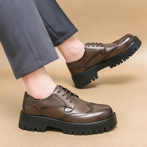 sapato masculino derby em couro na cor marrom, modelo brogue tratorado, ideal para eventos especiais e uso casual.