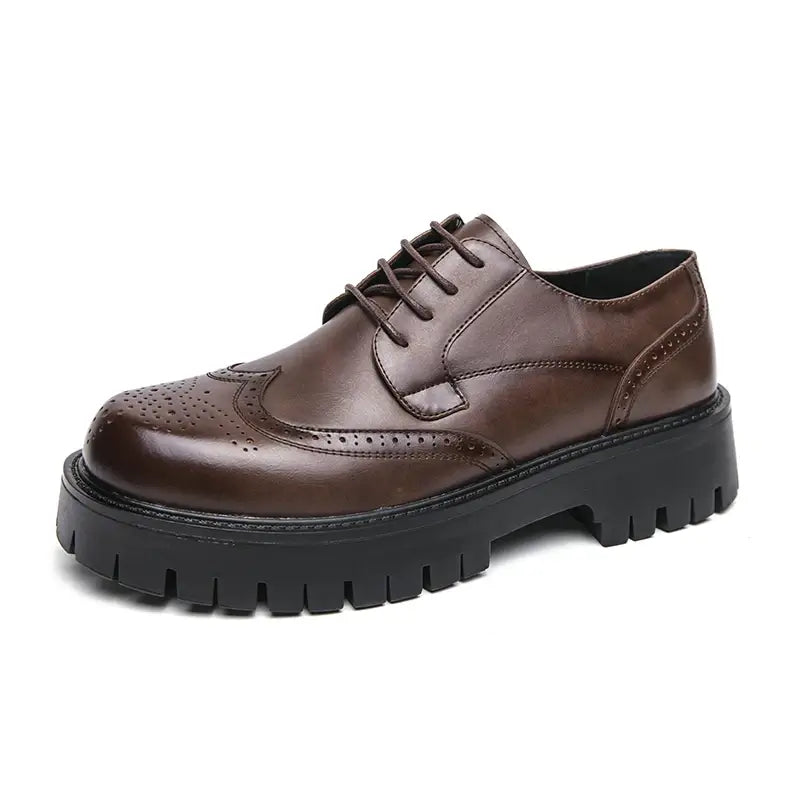 sapato masculino derby em couro na cor marrom, modelo brogue tratorado, ideal para eventos especiais e uso casual.