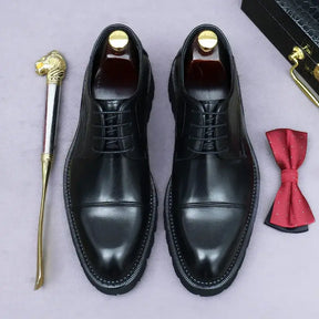 sapato masculino derby em couro na cor preta, modelo  tratorado, ideal para eventos especiais e uso casual.