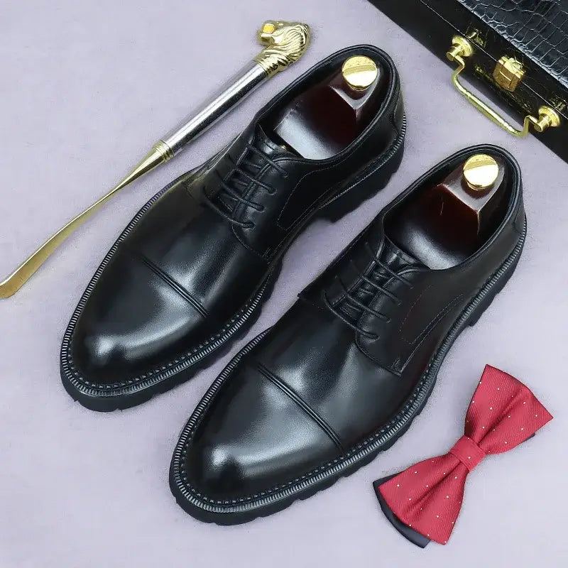 sapato masculino derby em couro na cor preta, modelo  tratorado, ideal para eventos especiais e uso casual.