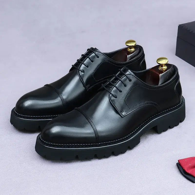 sapato masculino derby em couro na cor preta, modelo  tratorado, ideal para eventos especiais e uso casual.