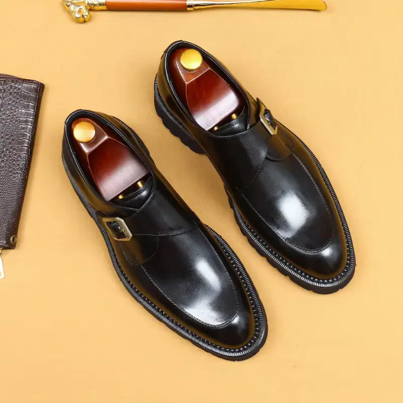 sapato social masculino em couro na cor preta, modelo Monk Strap, ideal para eventos especiais e uso casual.