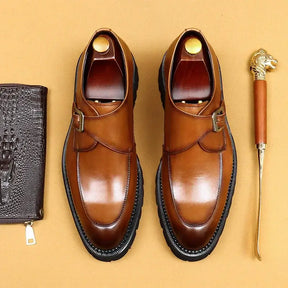 sapato social masculino em couro na cor marrom, modelo Monk Strap, ideal para eventos especiais e uso casual.