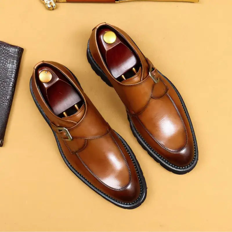 sapato social masculino em couro na cor marrom, modelo Monk Strap, ideal para eventos especiais e uso casual.