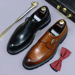 sapato social masculino em couro na cor marrom, modelo Monk Strap, ideal para eventos especiais e uso casual.