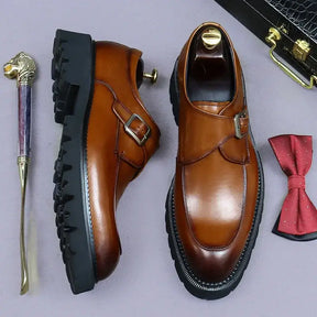 sapato social masculino em couro na cor marrom, modelo Monk Strap, ideal para eventos especiais e uso casual.