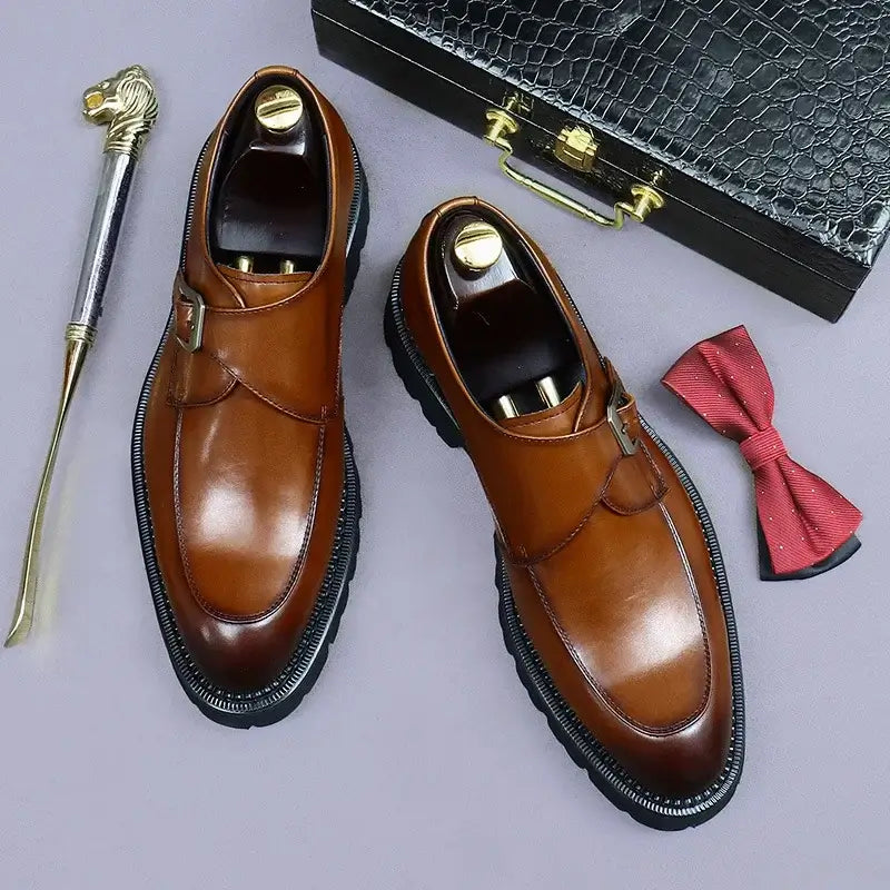 sapato social masculino em couro na cor marrom, modelo Monk Strap, ideal para eventos especiais e uso casual.