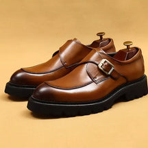 sapato social masculino em couro na cor marrom, modelo Monk Strap, ideal para eventos especiais e uso casual.