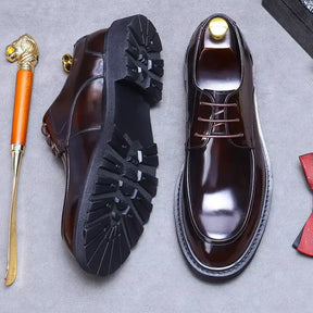 sapato masculino derby em couro na cor café , modelo tratorado, ideal para eventos especiais e uso casual.