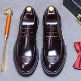 sapato masculino derby em couro na cor café , modelo tratorado, ideal para eventos especiais e uso casual.