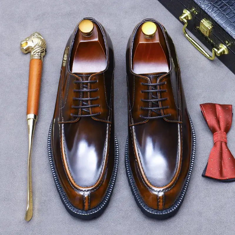 sapato social masculino derby em couro na cor marrom, modelo derby, ideal para eventos especiais e uso casual.