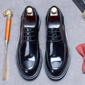 sapato masculino derby em couro na cor preta , modelo tratorado, ideal para eventos especiais e uso casual.