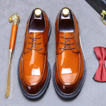 sapato masculino derby em couro na cor marrom claro, modelo tratorado, ideal para eventos especiais e uso casual.