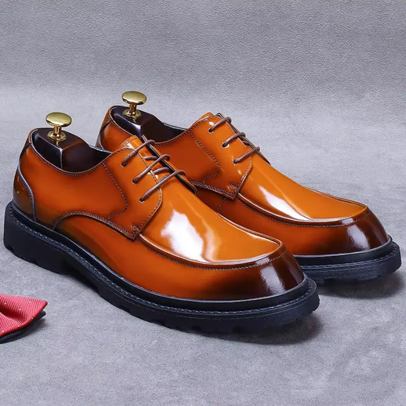 sapato masculino derby em couro na cor marrom , modelo tratorado, ideal para eventos especiais e uso casual.