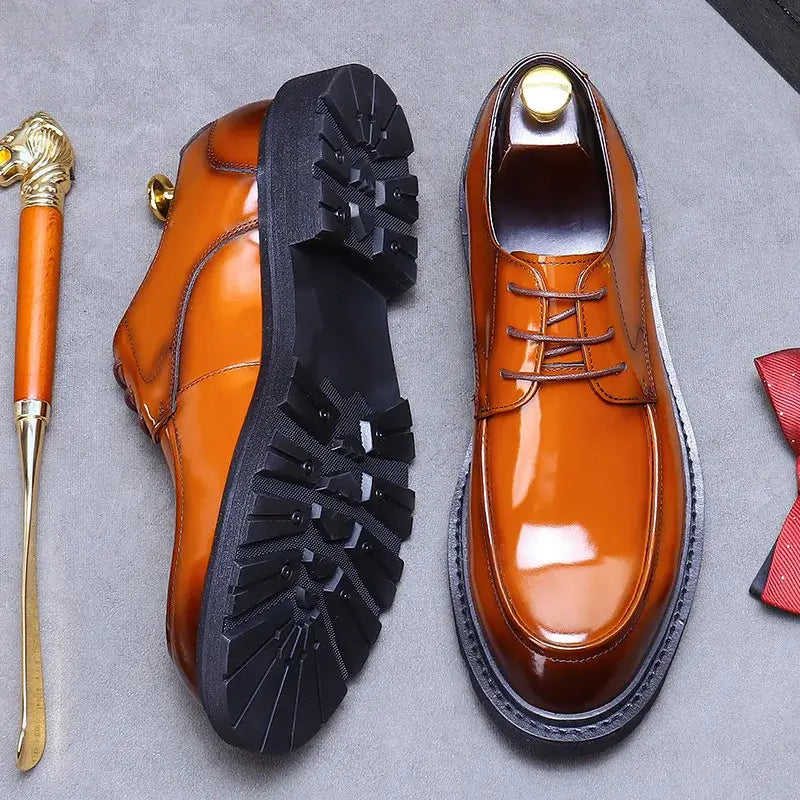 sapato masculino derby em couro na cor marrom , modelo tratorado, ideal para eventos especiais e uso casual.