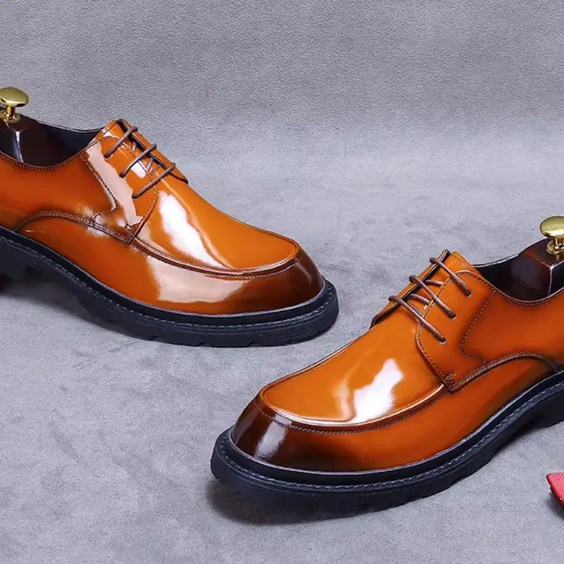 sapato masculino derby em couro na cor marrom , modelo tratorado, ideal para eventos especiais e uso casual.