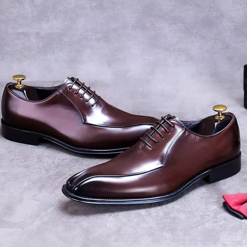 sapato social masculino oxford em couro na cor vinho, modelo oxford, ideal para eventos especiais e uso casual.