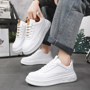 Tênis casual masculino Amsterdã em couro branco, modelo casual, ideal para uso diário.