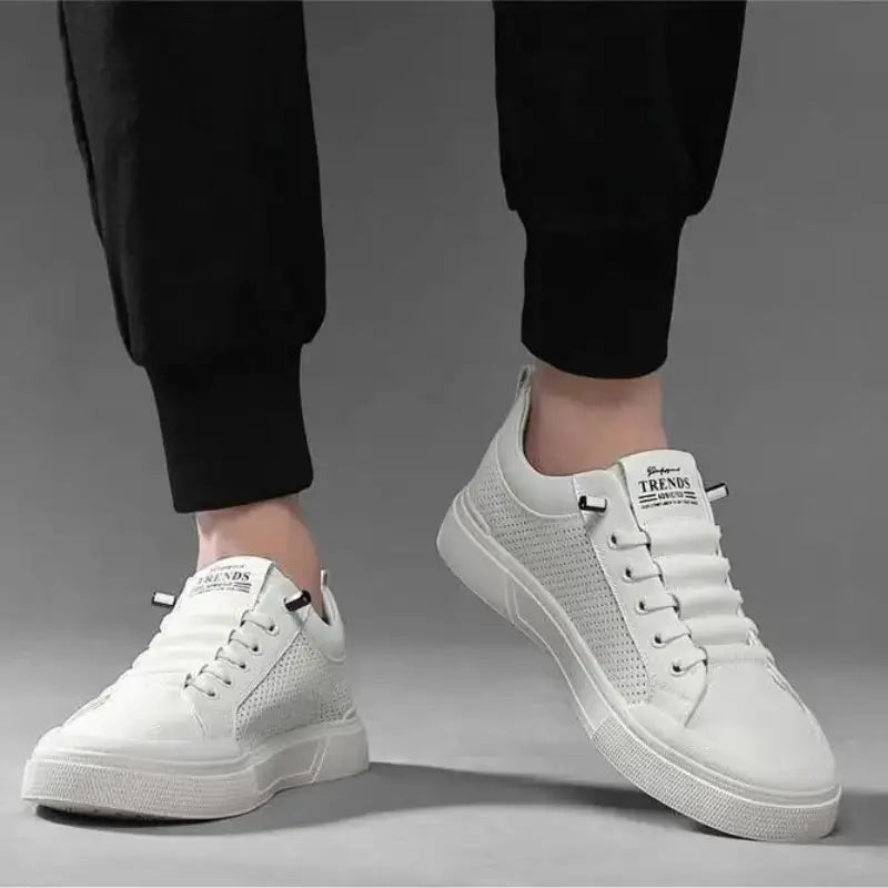 Tênis casual masculino branco, modelo casual, ideal para uso diário, confortável e respirável.