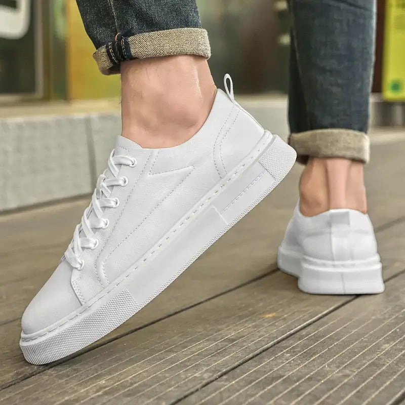 Tênis casual masculino branco, modelo casual, ideal para uso diário, confortável e respirável.