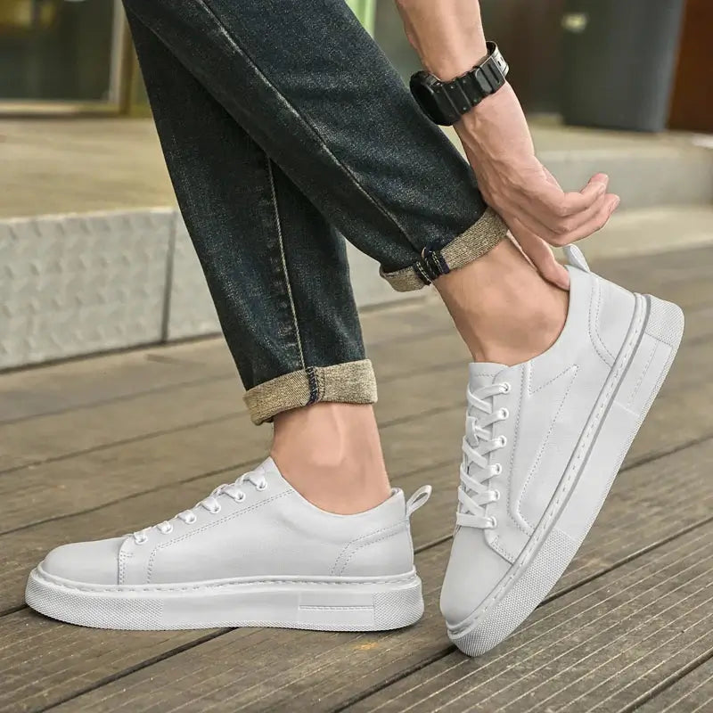 Tênis casual masculino branco, modelo casual, ideal para uso diário, confortável e respirável.