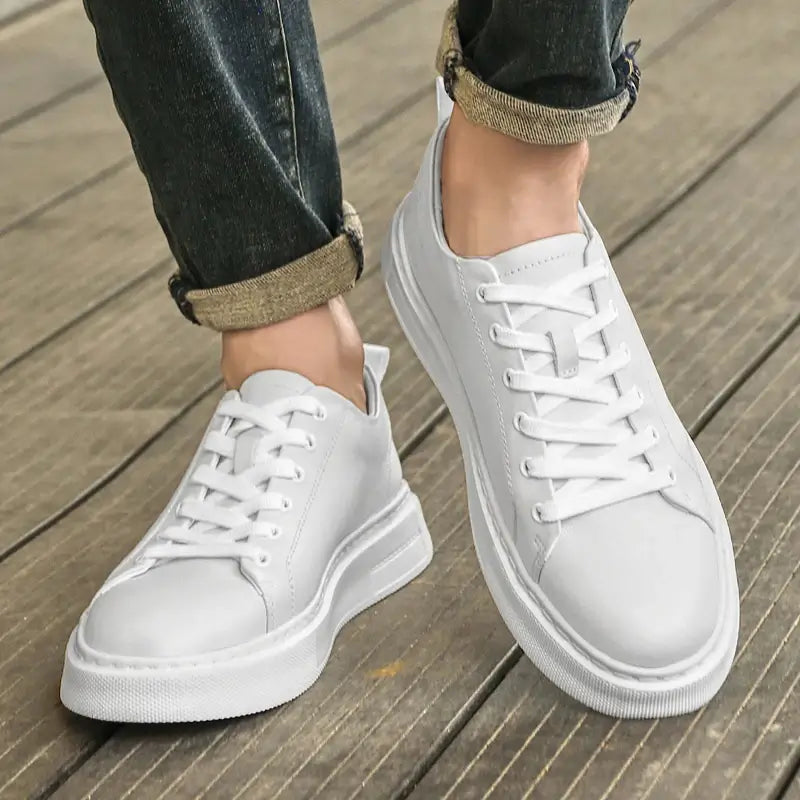 Tênis casual masculino branco, modelo casual, ideal para uso diário, confortável e respirável.